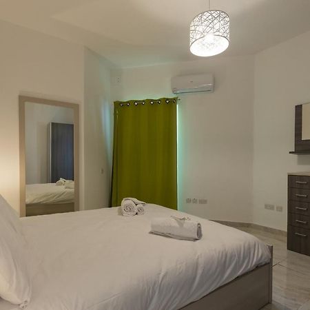 Sunny Penthouse Wterrace And Open Views Apartment Сейнт Полс Бей Екстериор снимка