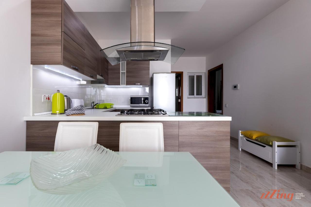 Sunny Penthouse Wterrace And Open Views Apartment Сейнт Полс Бей Екстериор снимка
