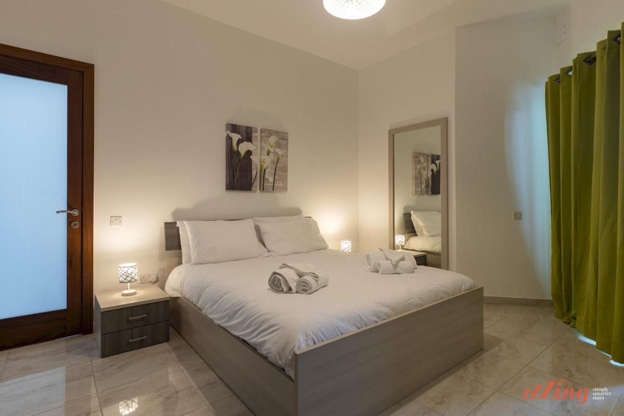 Sunny Penthouse Wterrace And Open Views Apartment Сейнт Полс Бей Екстериор снимка